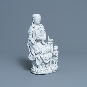 Une figure de Guanyin en porcelaine blanc de Chine de Dehua, marque de He Chaozong, 20ème