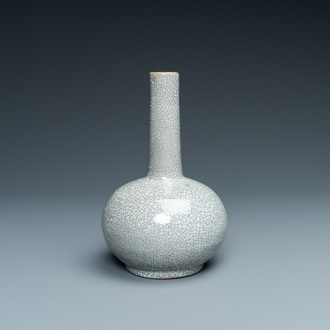 A Chinese ge-type crackle-glazed bottle vase, 18/19th C.