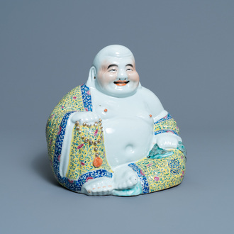 Une figure de Bouddha en porcelaine de Chine famille rose, marque en creux, 19ème