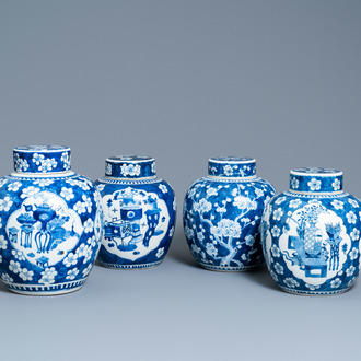 Vier Chinese blauw-witte dekselpotten met antiquiteiten, 19e eeuw