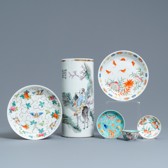 Un porte-chapeau en porcelaine de Chine qianjiang cai et cinq pièces en famille rose, 19/20ème