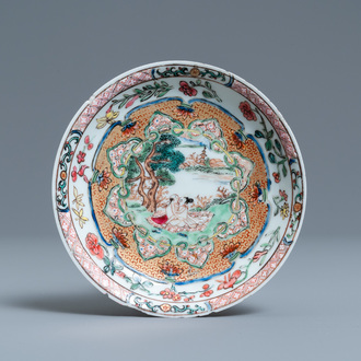 Une soucoupe en porcelaine de Chine famille rose, Yongzheng