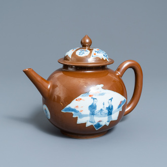 Une grande théière en porcelaine de Chine à fond brun capucin, Qianlong