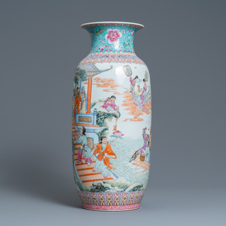 Un vase en porcelaine de Chine famille rose, marque de Qianlong, République