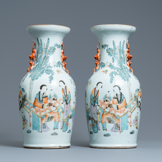 Une paire de vases en porcelaine de Chine qianjiang cai, 19/20ème