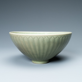 Een fraaie Chinese Longquan celadon 'lotus' kom, Yuan/Ming