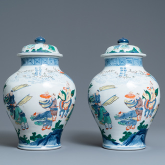 A pair of Chinese wucai vases and covers, 19/20th C.