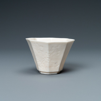 Un bol de forme octagonale en porcelaine blanc de Chine de Dehua, Kangxi