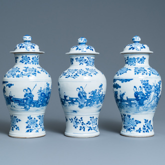 Drie Chinese blauw-witte dekselvazen, Kangxi merk, 19e eeuw