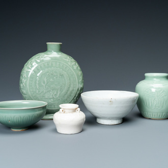 Drie Chinese monochrome celadon en blanc de Chine vazen en twee kommen, 19/20e eeuw