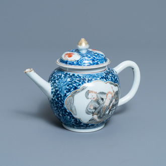 Een Chinese blauw-witte en grisaille theepot, 19e eeuw