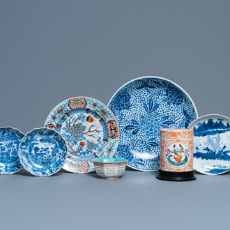 Vijf Chinese blauw-witte schotels, een kom en een dekselpot, 18/19e eeuw