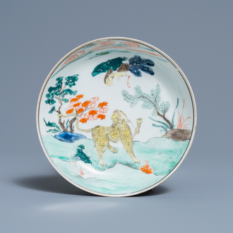 Une coupe en porcelaine de Chine famille verte à décor d'un qilin et d'un phénix, 19ème