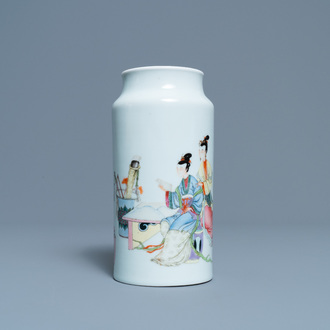 Un vase en porcelaine de Chine famille rose à décor de femmes dans un intérieur, République