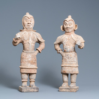 Une paire de figures de gardiens 'Lokapala' en terre cuite polychromée, Chine, Tang