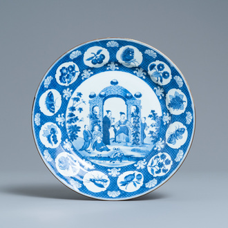 Een Chinese blauw-witte schotel met prieeldecor naar Cornelis Pronk, Qianlong