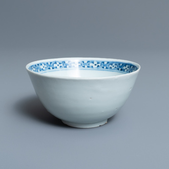 Un bol en porcelaine de Chine en bleu et blanc émaillé mat à l'extérieur, marque Fu, Ming