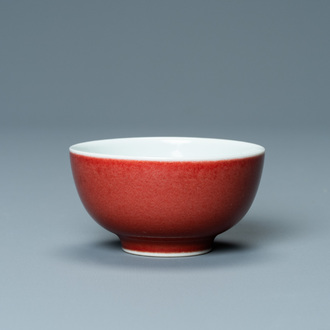 Une tasse à vin en porcelaine de Chine en rouge de cuivre monochrome, marque de Yongzheng, 19/20ème