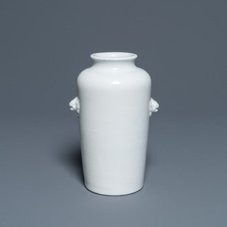 Un vase de forme rouleau en porcelaine blanc de Chine, Kangxi