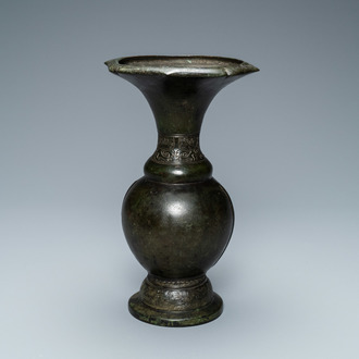 Een Chinese bronzen 'taotie' vaas, Song/Yuan