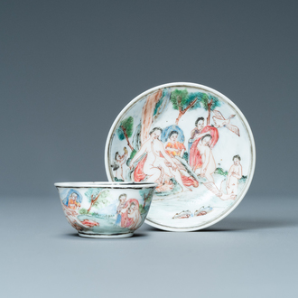 Une tasse et soucoupe miniature en porcelaine de Chine famille rose à décor de 'Leda et le cygne', Yongzheng/Qianlong