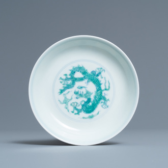 Une coupe en porcelaine de Chine en bleu et blanc et émaillé vert à décor d'un dragon, marque de Chenghua, 18/19ème