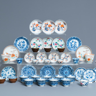 Vingt-quatre tasses et vingt-cinq soucoupes en porcelaine de Chine en bleu et blanc, famille rose, verte et de style Imari, Kangxi et après