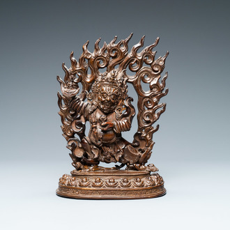 Een Sino-Tibetaanse bronzen figuur van Vajrapani, 17/18e eeuw