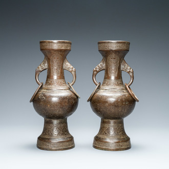 Une paire de vases en bronze, Yuan