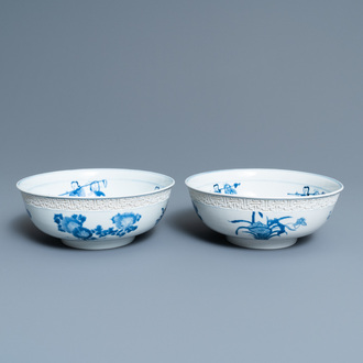Une paire de bols en porcelaine de Chine en bleu et blanc à décor d'immortels, Kangxi