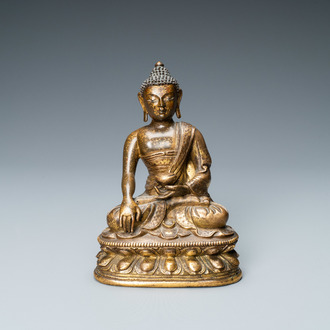 Une figure de Bouddha en bronze doré, Chine, 17/18ème