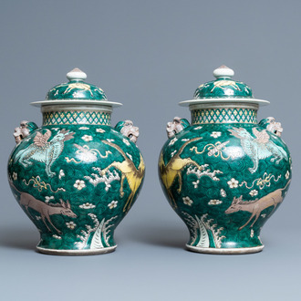 Une paire de vases couverts en porcelaine de Chine famille verte, 19ème