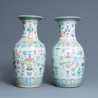 A pair of Chinese famille rose 'antiquities' vases, 19th C.