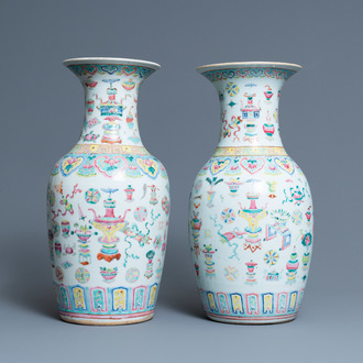 Une paire de vases en porcelaine de Chine famille rose à décor d'antiquités, 19ème