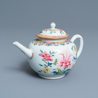 Une théière couverte en porcelaine de Chine famille rose, Yongzheng/Qianlong