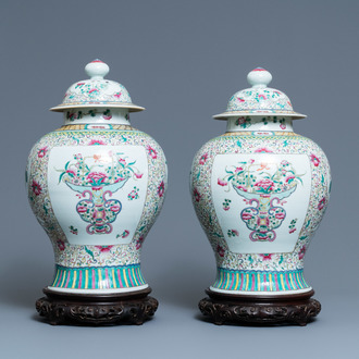 Une paire de vases couverts en porcelaine de Chine famille rose, 19ème