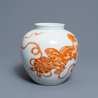 Un vase en porcelaine de Chine en rouge de fer à décor de lions bouddhistes, 20ème