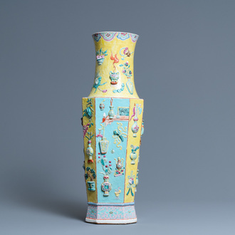 Un vase en porcelaine de Chine famille rose à décor appliqué d'antiquités, 19ème