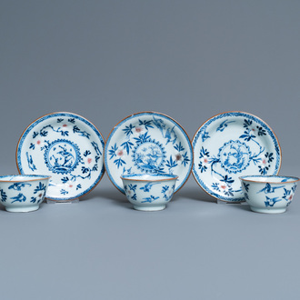 Drie Chinese blauw-witte en koperrode koppen en schotels, Kangxi