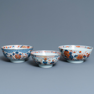 Trois bols en porcelaine de Chine de style Imari, Kangxi/Qianlong