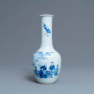 Un vase en porcelaine de Chine en bleu et blanc à décor de joueurs de go, 19/20ème