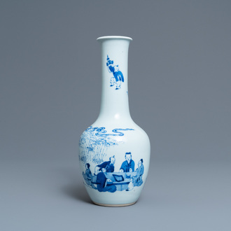 A Chinese blue and white bottle vase with go-players, 19/20th C.