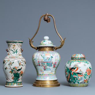 Deux vases en porcelaine de Chine famille verte et un en famille rose monté en lampe, 19ème