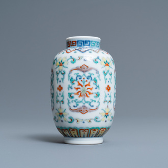 Un vase miniature en porcelaine de Chine doucai, marque et époque de Yongzheng