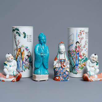 Deux porte-chapeaux et quatre figures en porcelaine de Chine famille rose, 19/20ème