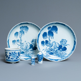 A pair of Chinese blue and white dishes, a brush pot and two snuff bottles, 18/19th C.