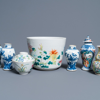 Een diverse collectie Chinees famille rose en blauw-wit porselein, 18/19e eeuw