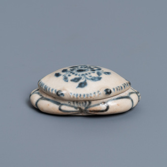 A Vietnamese or Annamese blue and white 'crab' box and cover, 15/16th C.