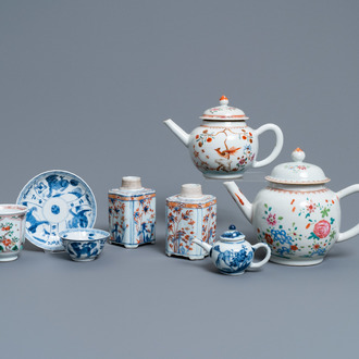 Une collection d'objets à thé en porcelaine de Chine en bleu et blanc, famille rose, verte et de style Imari, Kangxi/Qianlong