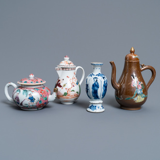 Deux verseuses et une théière en porcelaine de Chine famille rose et un petit vase en bleu et blanc, Kangxi et après